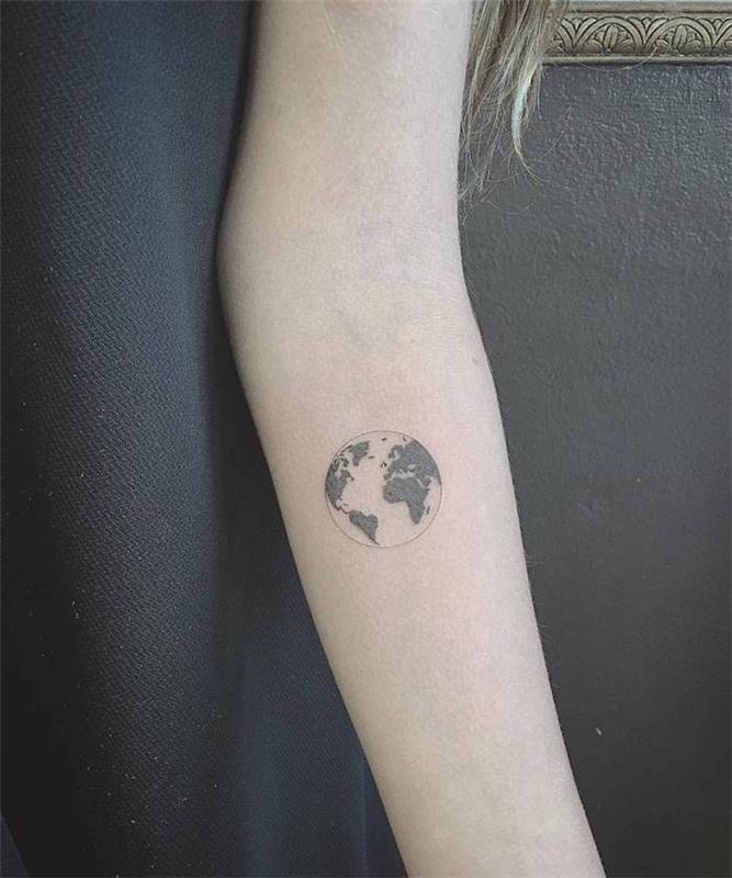maža diskretiška žemės tatuiruotė ant moters rankos