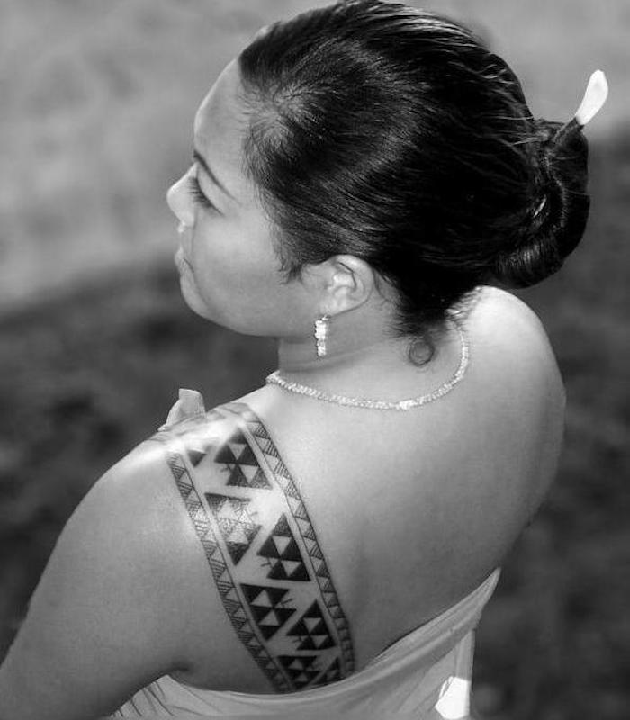 Tatoo polinezija vahiné maori vzorci ramena ženska