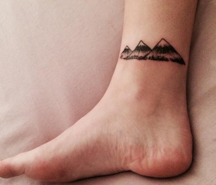 Tetoviranje tetovaže gorskega gležnja na gležnjih ali stopalih