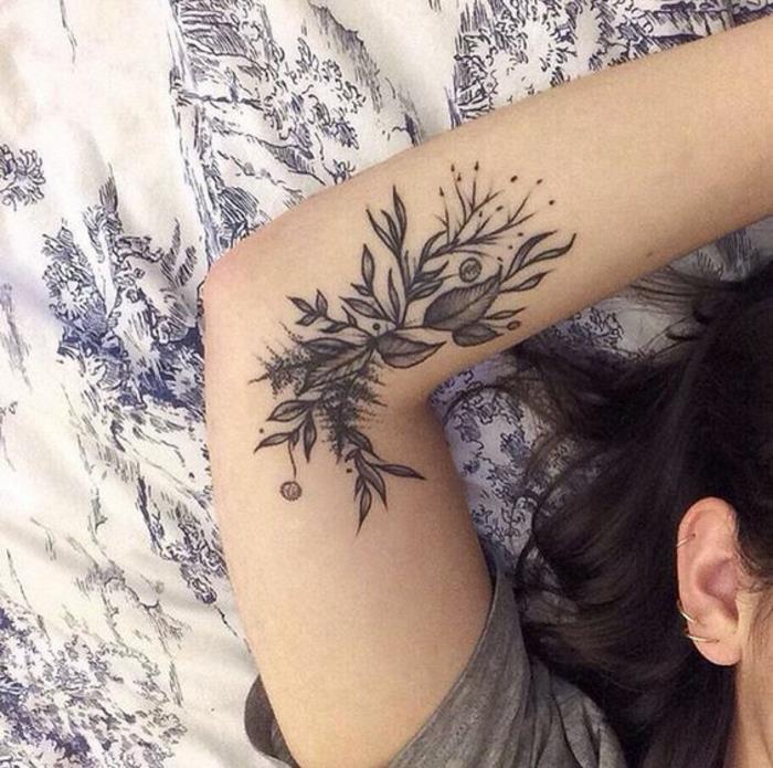 tatuaggi-fiori-disegni-nero-foglie-bacche-interno-gomito