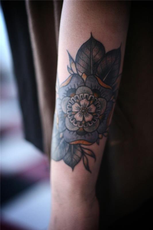 tatuaggi-fiori-disegno-grandi-dimensioni-colorato-fiore-ciliegio-centro
