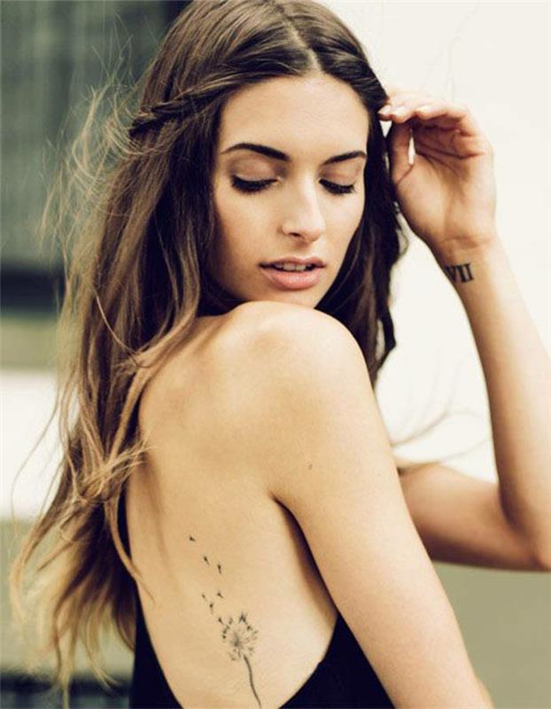tatuaggi-fiori-idea-molto-elegante-delicata-esterno-schiena-ragazza