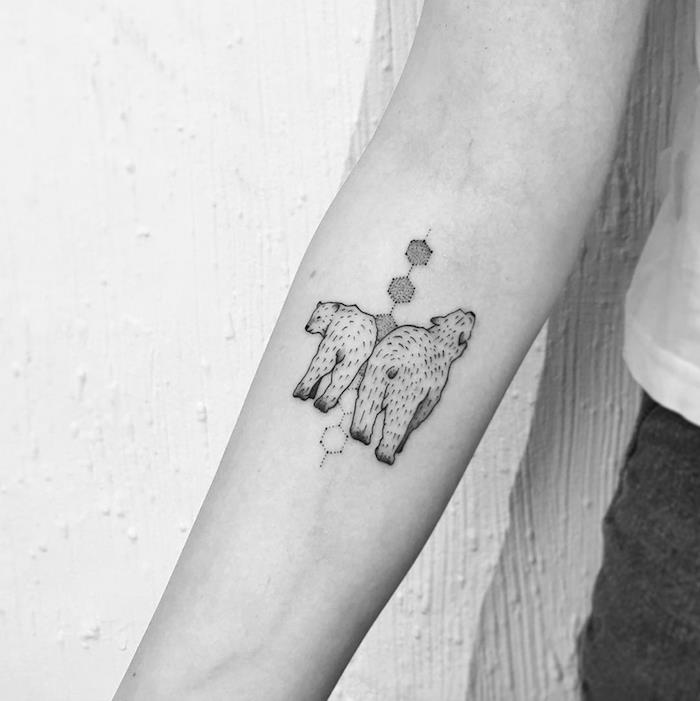 Due orsi punteggiati tatuati sull'avambraccio di una donna