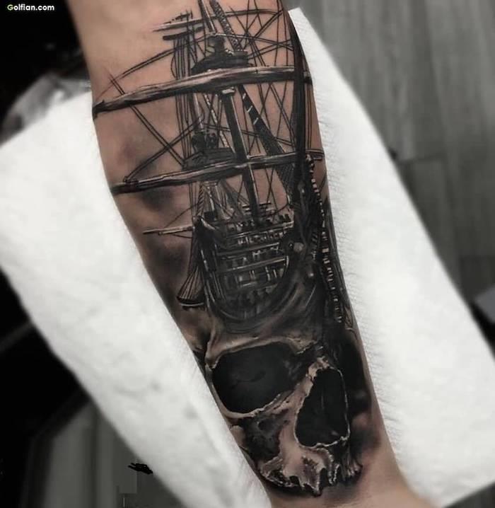 Tatuaggi piccoli anlamı, il braccio di un uomo tatuato con una nave pirata