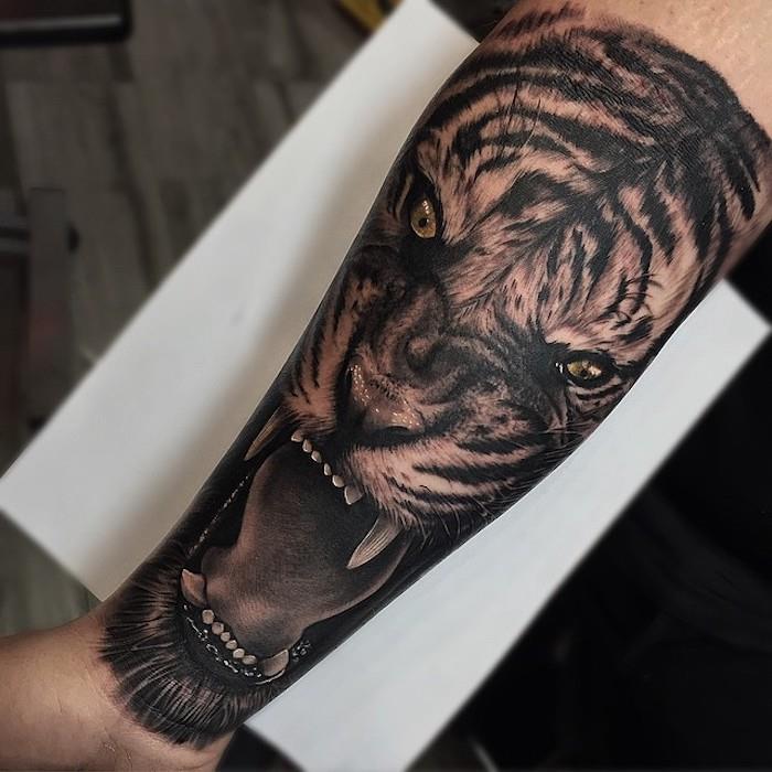 Tek başına bir fikir değil, uomo başına anlamlılık, disegno tatto di una tigre con la bocca aperta