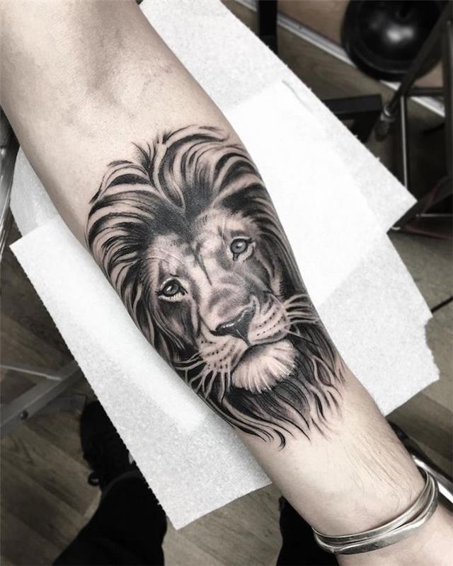 Idea per dei tatuaggi uomo sull'avambraccio con il disegno di un leone