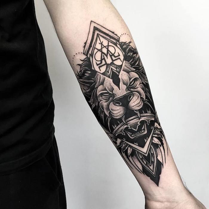Idea per un tatuaggio avambraccio con il disegno di un leone