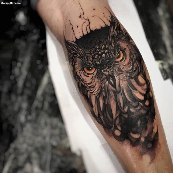 Idee tatuaggi uomo e un disegno di un gufo con sfumature sull'avambraccio