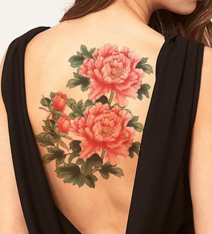 tatuaggio-femminile-dimensioni-importanti-copre-intera-schiena-due-peonie-rosse-boccioli-foglie