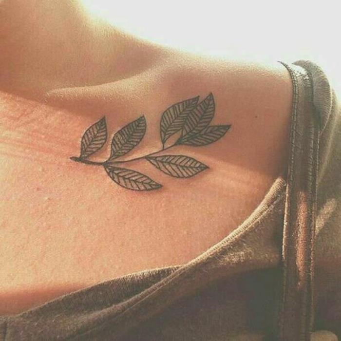 tatuaggio-femminile-foglie-ibisco-sotto-scapola-dettagli-curati