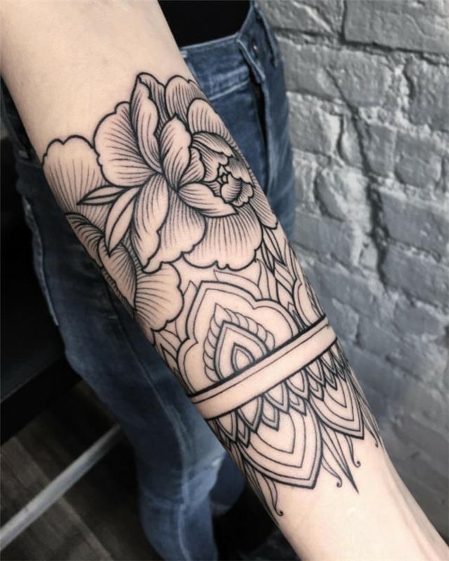 tatuaggio-fiore-bella-idea-avambraccio-bianco-nero-grande-peonia-parte-superiore