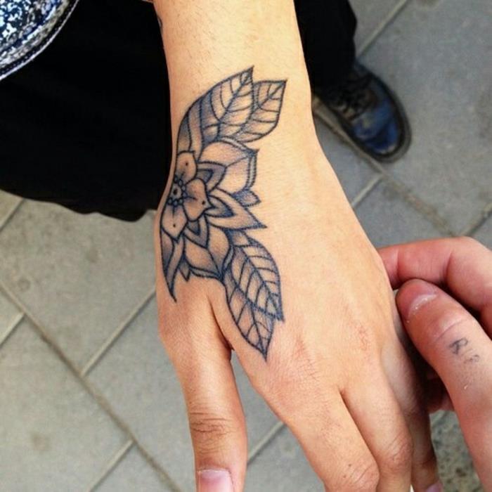 tatuaggio-fiore-magnifico-disegno-geometrico-bianco-nero-fiori-ciliegio-grandi-foglie
