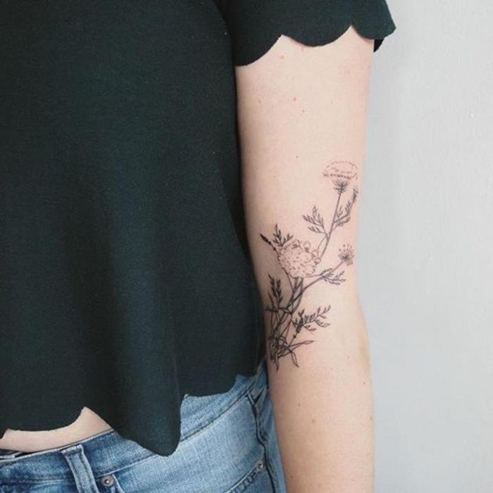 tatuaggio-fiori-disegno-molto-elegante-colori-tenui-interno-verso-esterno-braccio