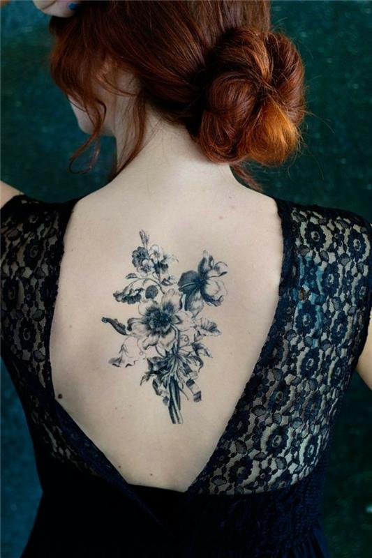 tatuaggio-fiori-idea-parte-centrale-schiena-disegno-bianco-nero-elegante