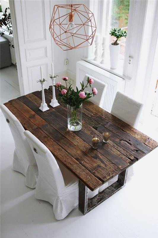 Idea pittura pareti soggiorno di colore bianco, tavolo di legno e lampadario di rame con forme geometriche