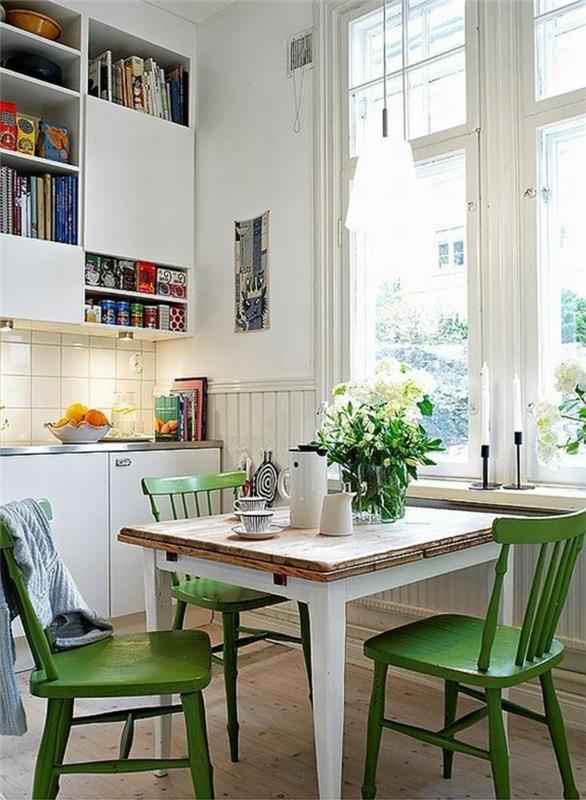 Cucina con sala da pranzo insieme, decorare con fiori freschi in barattoli di vetro