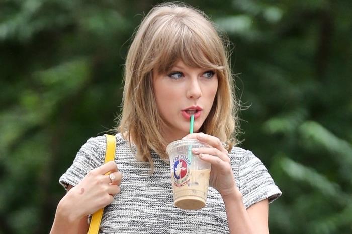 Taylor Swift šukuosena su vidutiniais plaukais su kirpčiukais tamsiai blondine spalva su paryškinimais ir paryškinimais