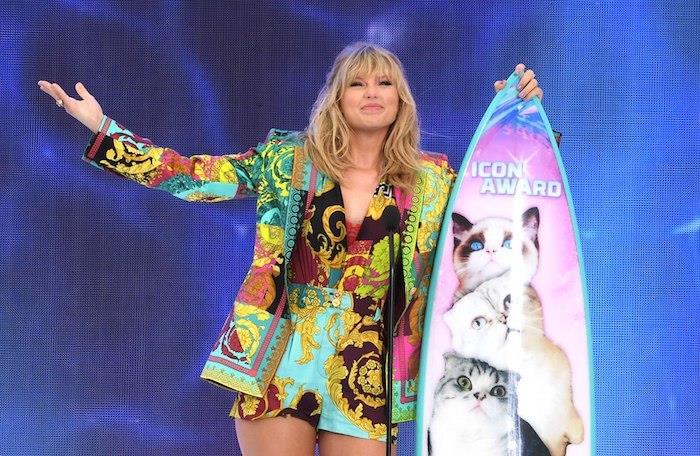 Taylor Swift ir jos individualizuota banglentė su savo katėmis, 2019 m. „Teen Choice“ apdovanojimų ceremonija