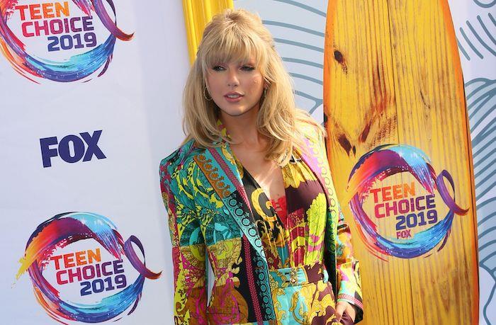 Taylor Swift Mavi Halıda, Öne Çıkan Teen Choice Ödülleri, California, Los Angeles