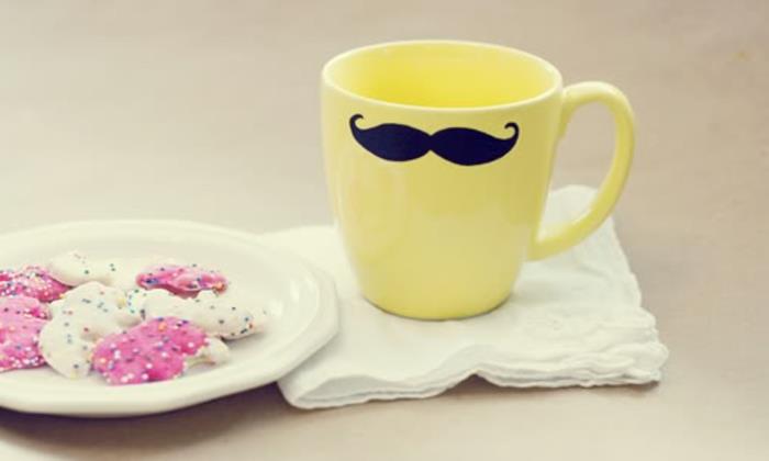 tazza-colore-giallo-baffi-neri-realizzazione-fai-da-te-bambini-idea-regalo-festa-del-papà-piatto-biscotti-tovagliolo