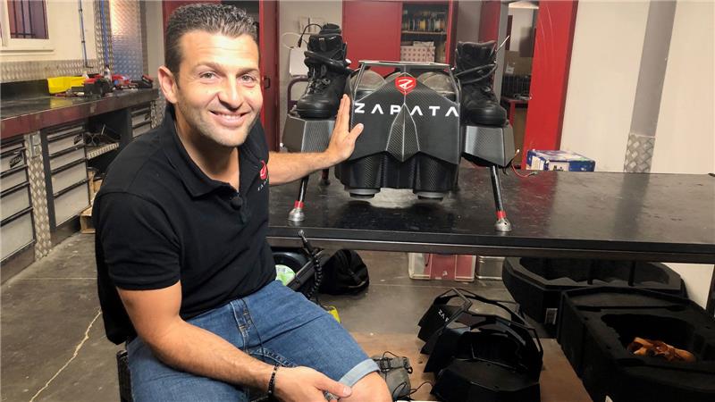 nepaisant to, kad pirmą kartą nepavyko perplaukti kanalo „Hoverboard“, Franky Zapata žada kuo greičiau sugrįžti