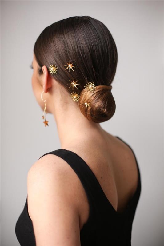 stilingas šukuosenos modelis surištais plaukais su auksiniais aksesuarais, naminio braziliško tiesinimo pavyzdys