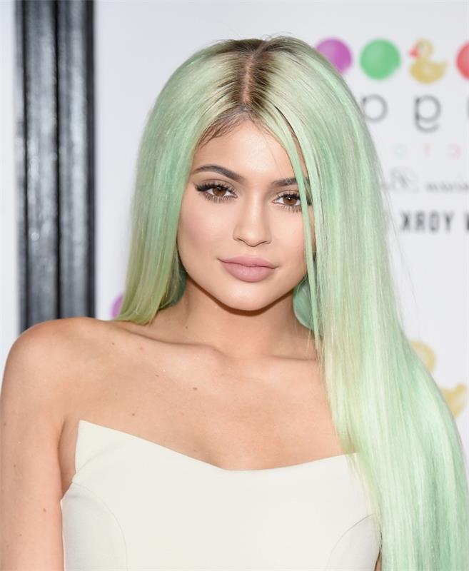 Kylie Jenner šukuosena su ilgais tiesiais tamsių plaukų šaknimis su madingais pastelinės žalios spalvos patarimais