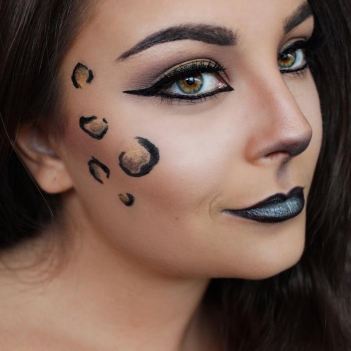 pieškite ant jos veido, kad padarytumėte leopardo makiažą, nesudėtingą paskutinės minutės makiažo idėją Helovinui