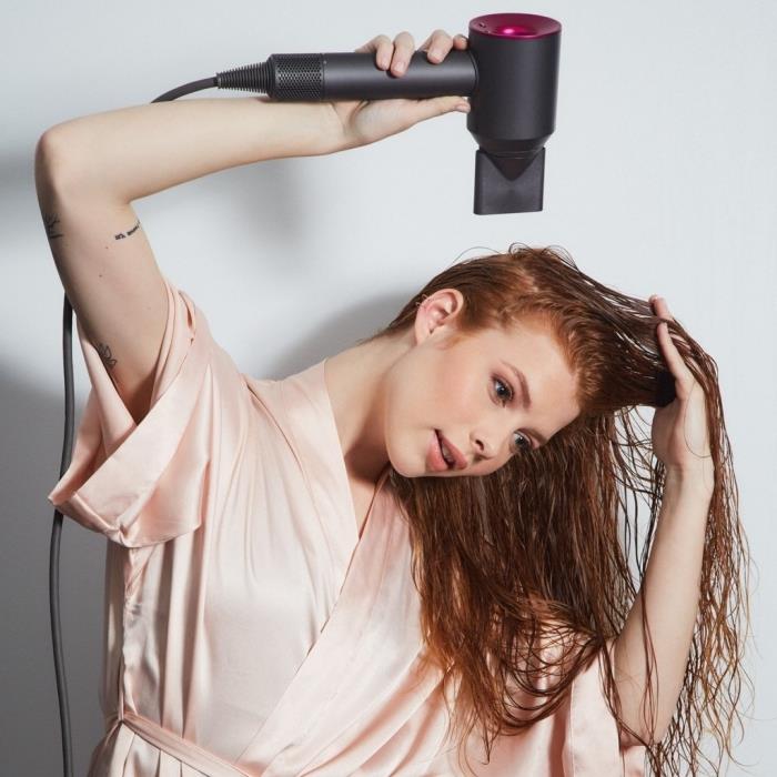 technika džiovinimas šepečiu banguotas plauti plaukus šampūnas makiažas akių šešėliai oranžinė moteris