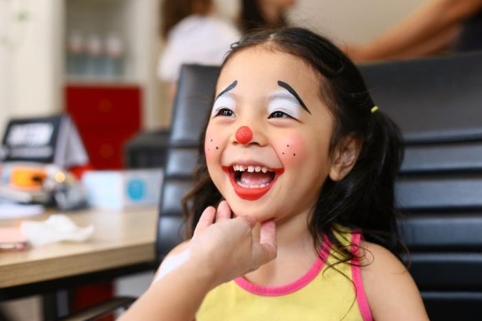 karnaval maskesi fikri çizmek kolay, karnaval için küçük bir kız palyaço kılık örneği