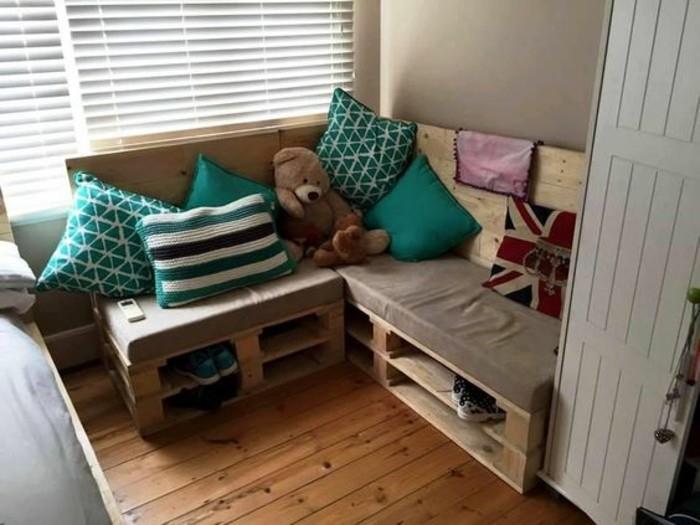 vaikų kambario padėklų sofa su putų čiužiniu, su smėlio spalvos dangteliu, dekoruota keliomis pagalvėmis, turkio spalvos ir balta, raštuota ir paprasta