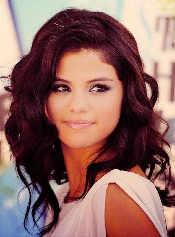 Selena-Gomez, raudonmedžio dėmių dažymas