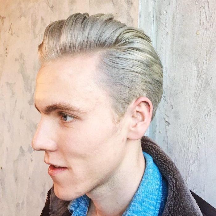 retro vyro šukuosena atgal ir su platinos blondų plaukų dažymo pelenų atspindžiu