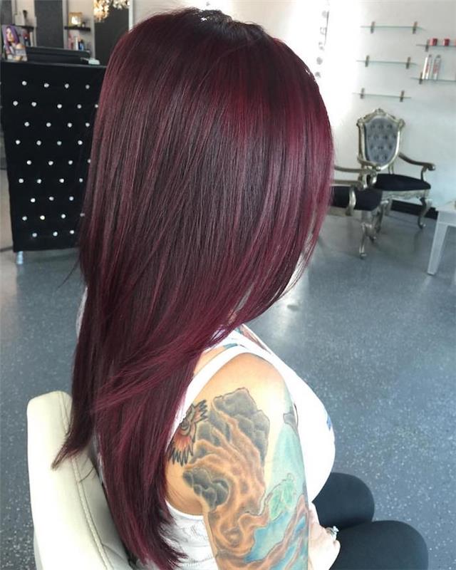 bordo lasje, tattoo ženska, viktorijanski naslanjač, ​​ravni lasje, temno rdeča barva, bordo lasje