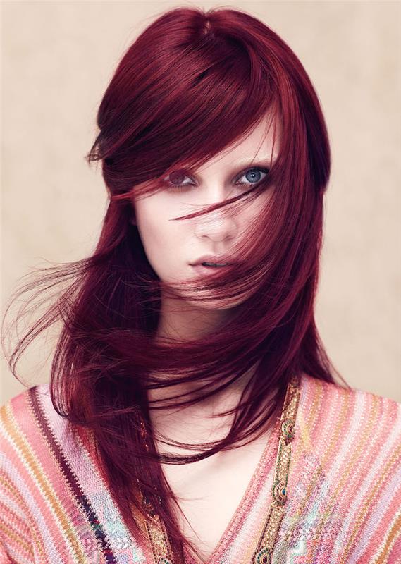 koyu kızıl saç, bordo boyama, yan patlamalı saç modeli, pembe ve altın rengi etnik elbise, düz saç