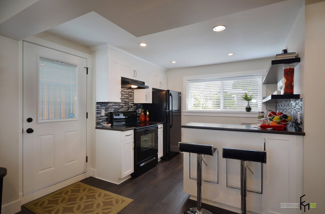 Laminado oscuro y muebles blancos en la cocina.