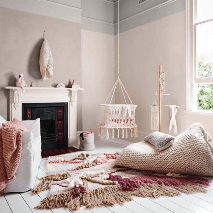 Yatak odanızı nasıl dekore edeceğinize dair harika bir fikir çağdaş minimalist bej okuma köşesi şömine bebek salıncak