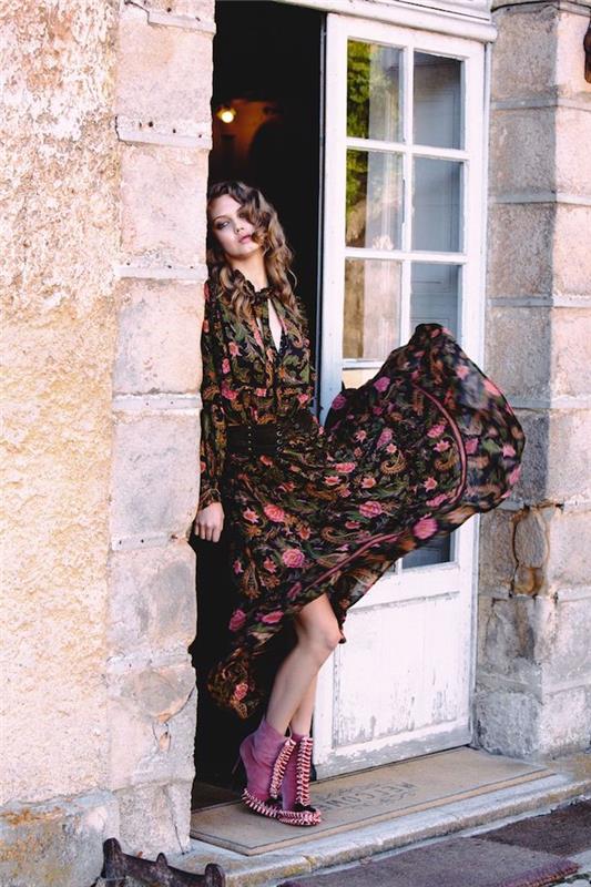 prašmatnios, bohemiškos, ilgos suknelės modelis su chaki žalios ir rožinės spalvos gėlių raštais, ilgų rudų garbanotų plaukų šukuosena