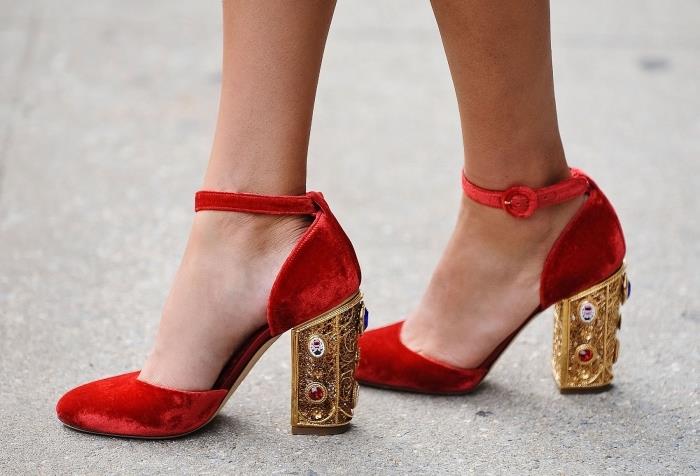 moderen ženski model čevljev, rdeči čevlji z vezalkami na peti v zlati dekoraciji