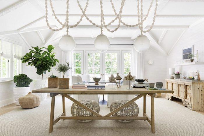 deco trend 2021 duvarda beyaz boya iki dokuma tabure ve ahşap bir şifonyer