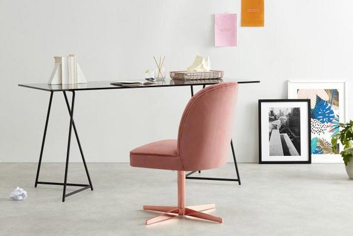 „deco trend 2021“ minimalistinio stiliaus namų darbo stalas su rožine aksomine kėde