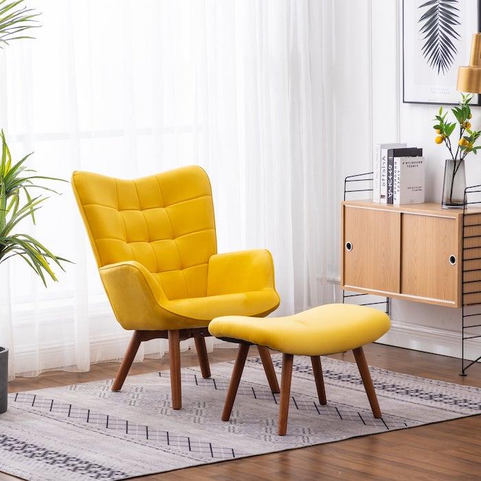 deko tendencija 2021 kėdė ir taburetė iš pantone geltono audinio 2021 ant lango už baltos vėliavos