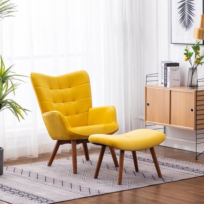 deco trend 2021 pantone sarı kumaştan bir sandalye ve tabure 2021 beyaz bir bayrağın arkasındaki pencerenin önünde