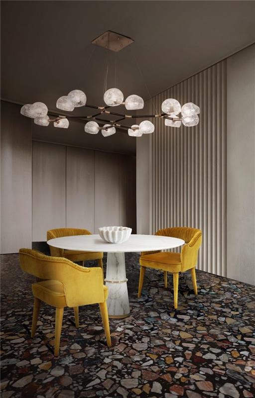 deco trend 2021 minimalistična jedilnica s stoli iz rumene tkanine in marmornim podom