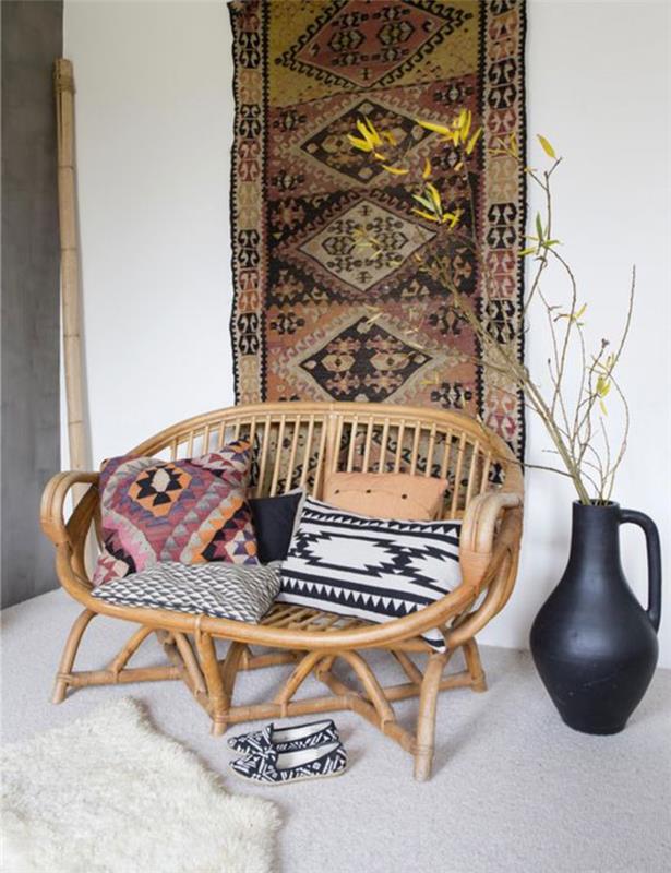etnik şık tarzı minderlerle süslenmiş bir bambu koltuk, orijinal bir duvar dekorasyonu olarak etnik şık asılı