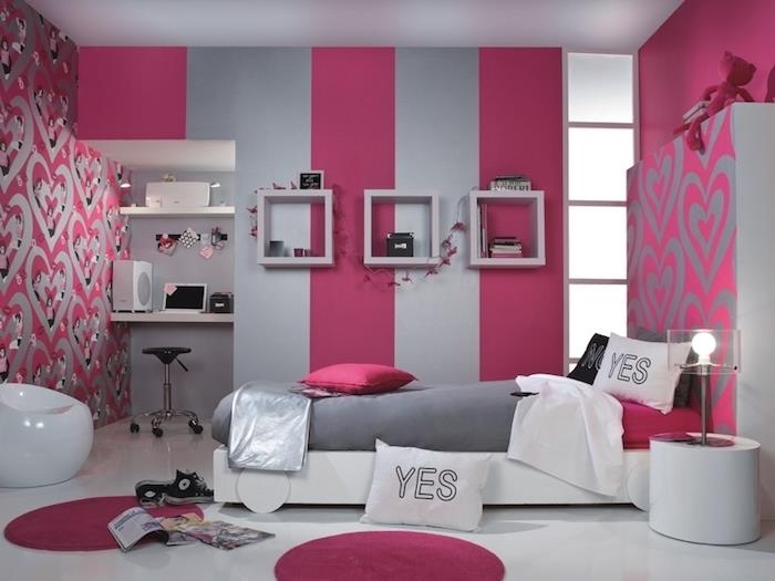 dekor za spalnico, roza in sivo črtasto ozadje, stenski dekor s srčnim vzorcem, bela postelja s temno sivo odejo