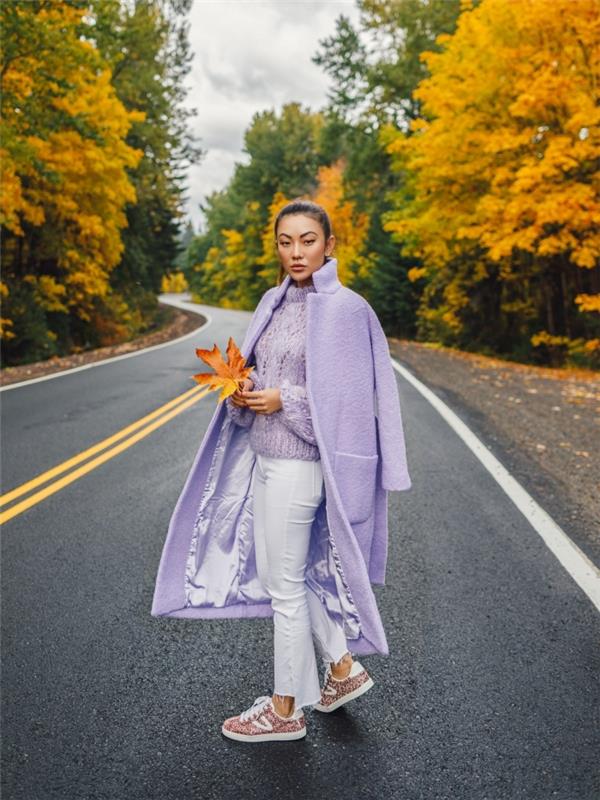 trendovska barva 2019 odtenek vijolične, model dolgega ohlapnega plašča v barvi sivke v kombinaciji z belimi hlačami