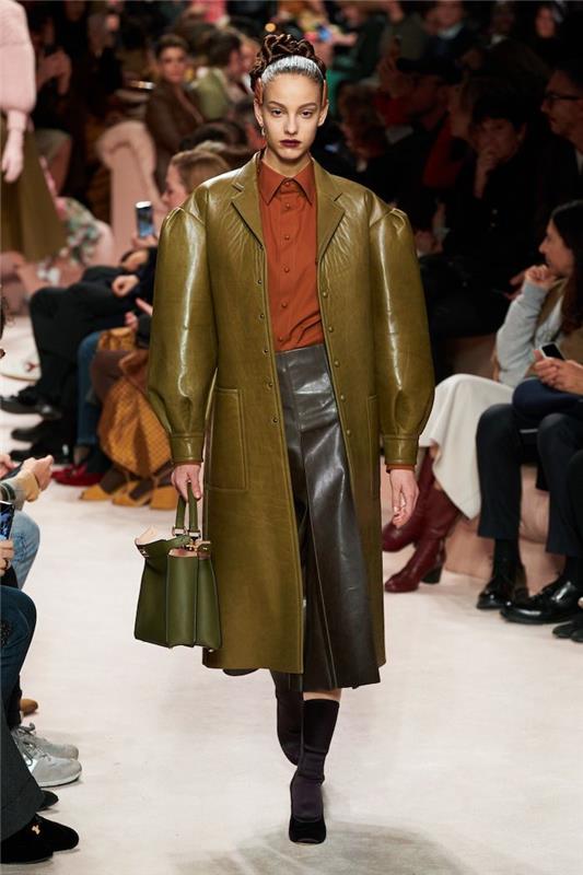 žiemos tendencija 2021 m. alyvuogių spalvos odinis paltas ir sijonas su plytelių spalvos palaidine