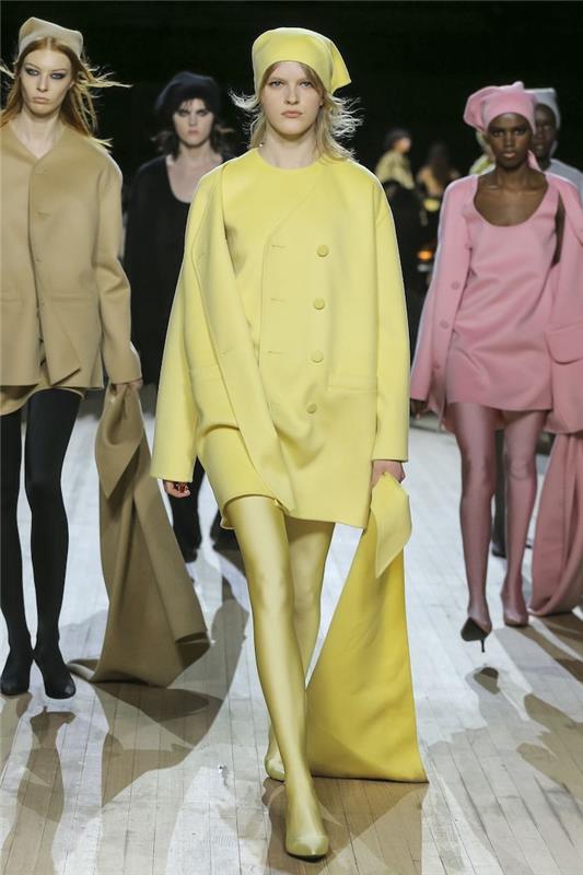 2021 m. žiemos tendencija - geltonas vienspalvis beretės suknelių ir megztas krepšys