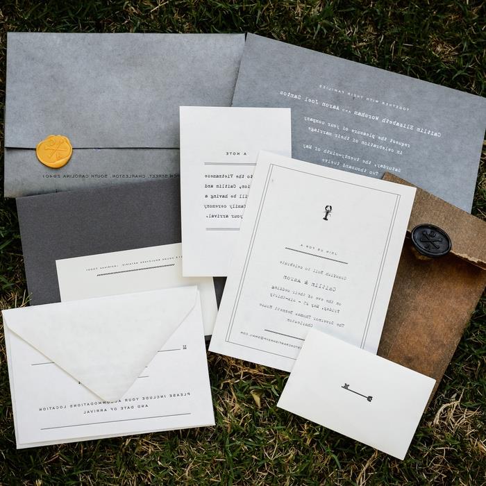 lüks bir kağıda basılmış minimalist tarzda bir düğün davetiyesinin zarafetini tercih edin